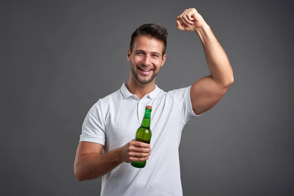 Jeune homme avec une bière — Photo